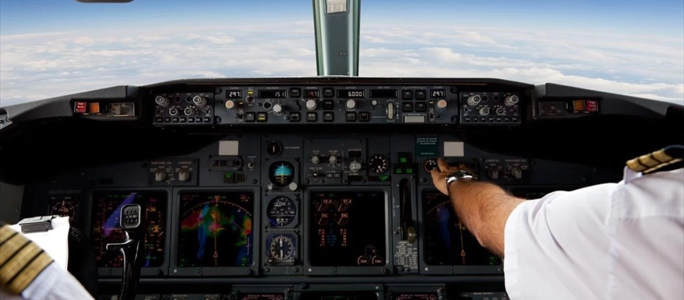 Απίθανο περιστατικό: Πιλότος έβλεπε πορνό και έδειξε τα γεννητικά του όργανα στην συγκυβερνήτη του